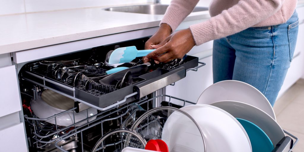 دلایل بوی بد ماشین ظرفشویی